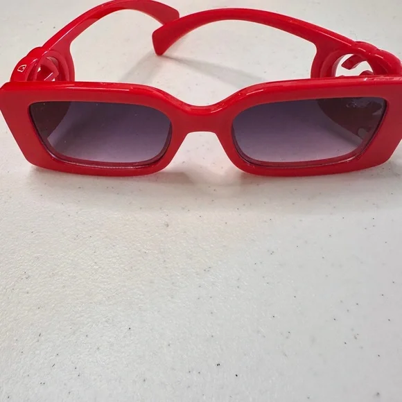 Gucci Red Sunglasses with Logo Detail - Picture 4 of 7